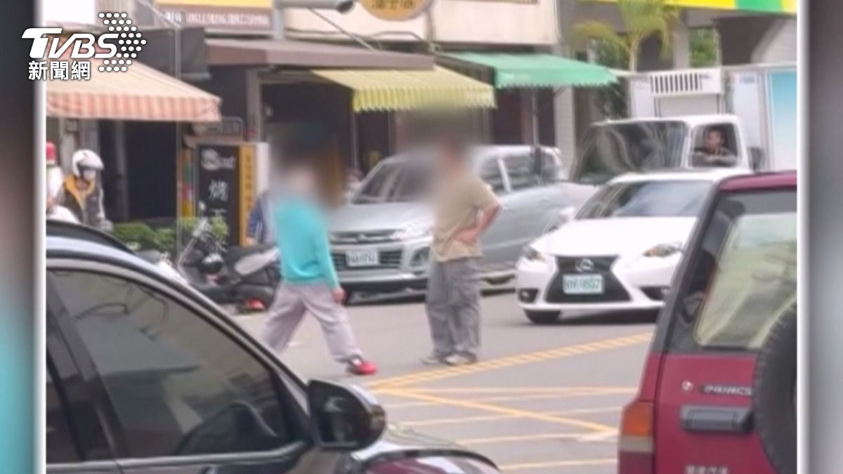 66歲伯疑酒後「變身賽亞人」衝路中擋車、揮拳 遭民眾壓制
