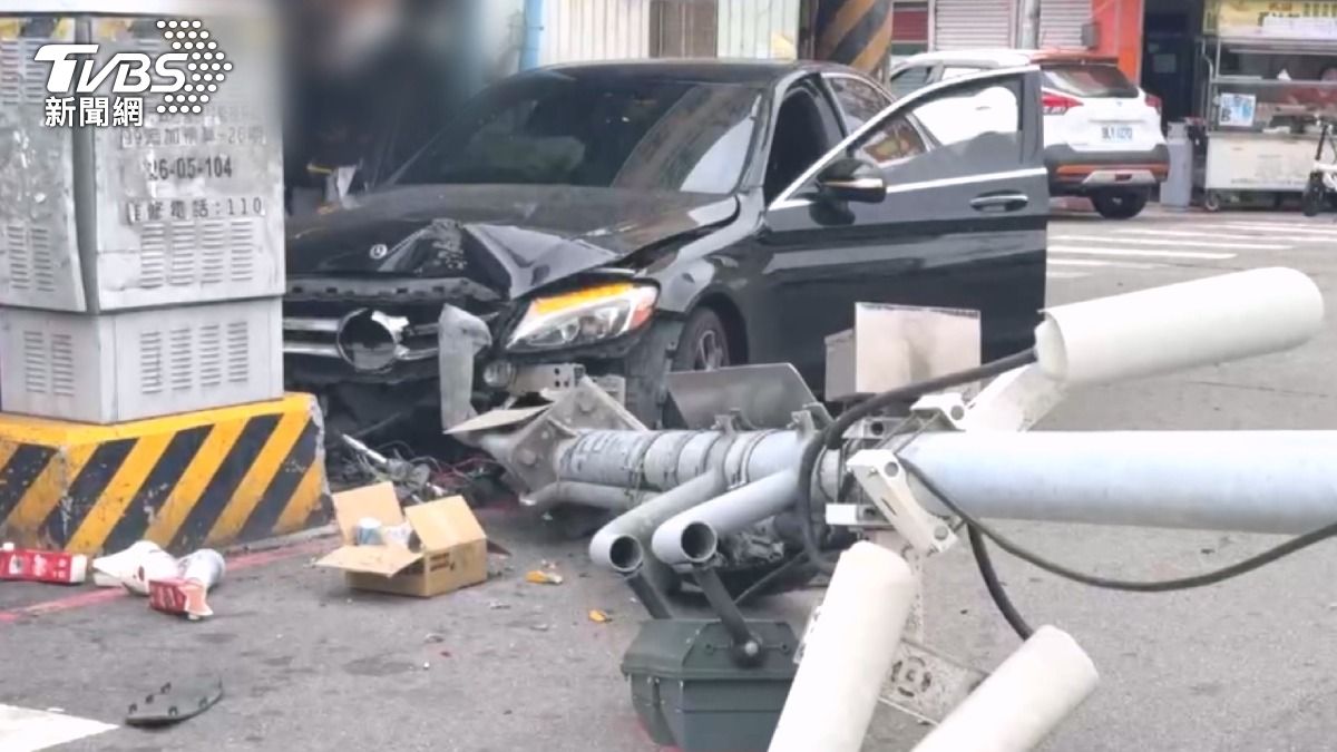 閃左轉車失控自撞!電桿「連根拔起」倒路面 婦人買小吃被撞飛
