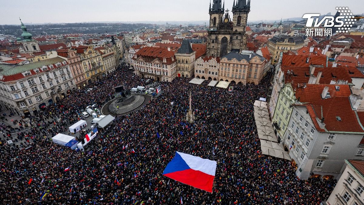 捷克總統指控外交部長政治勒索 8萬人上街支持總統