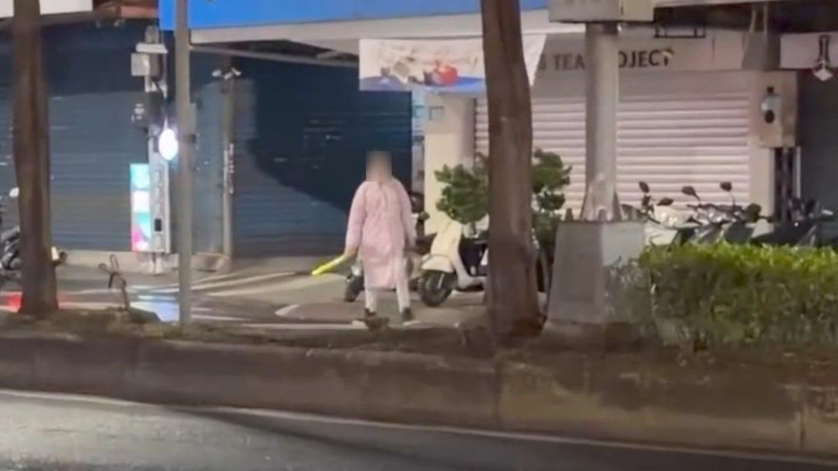 被按喇叭害摔車！三重男怒持西瓜刀、鐵棍尋仇　警「快打」逮人