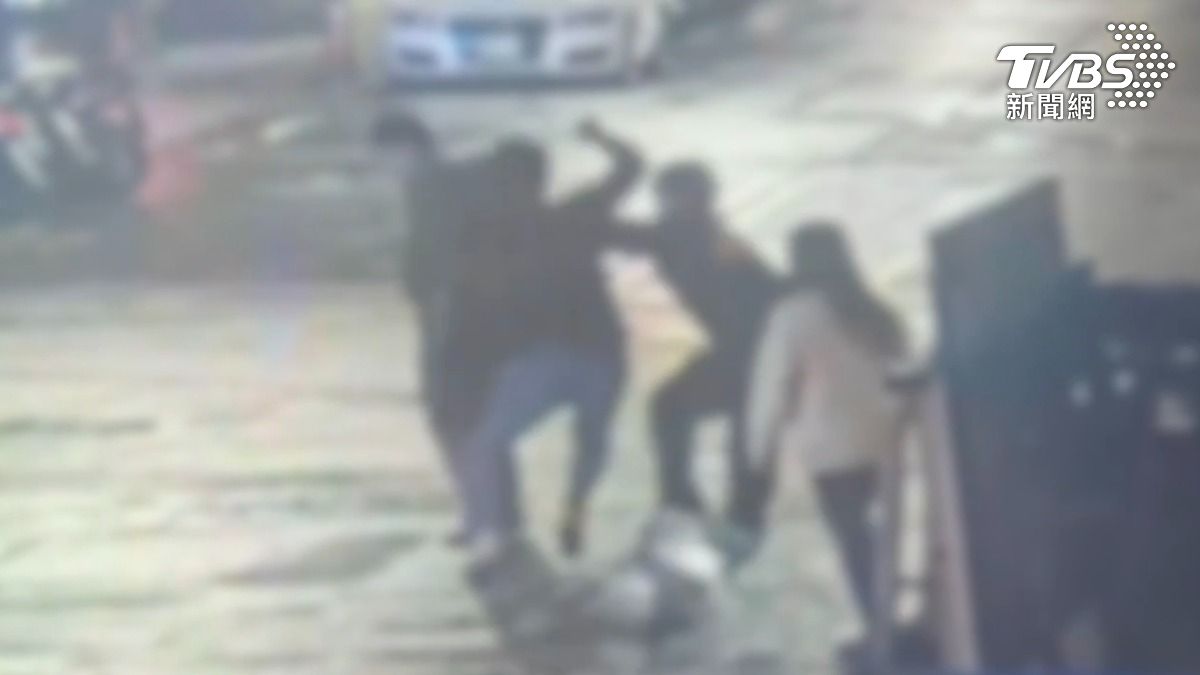 不滿經營飲料店遭前同事留「1星負評」 悍女率眾圍毆