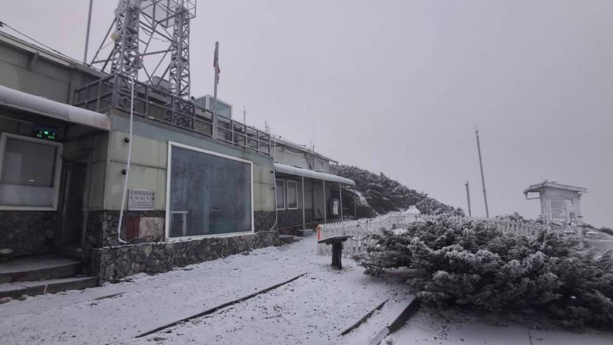 快訊/冷氣團發威 玉山今早又下雪「積雪厚度1公分」