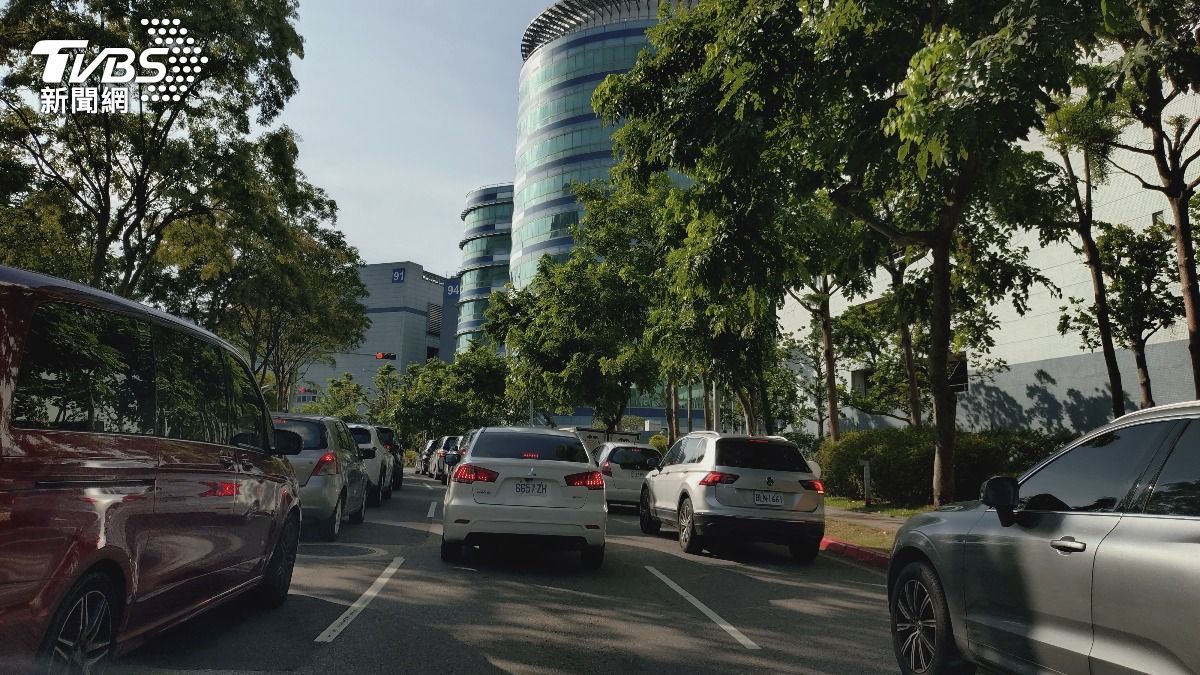 塞車時第一台車在幹嘛?網狂酸「油門沒選配」 內行曝真相