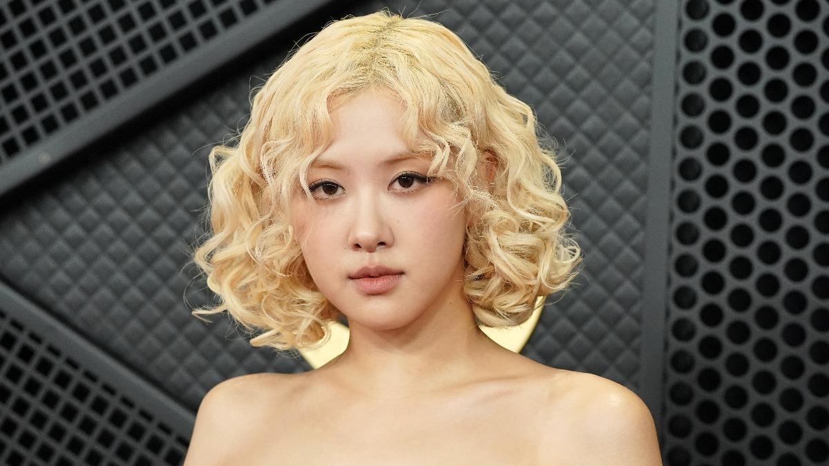 葛萊美紅毯／Rosé辣秀美腿　貼身迷你裙復古造型超吸睛