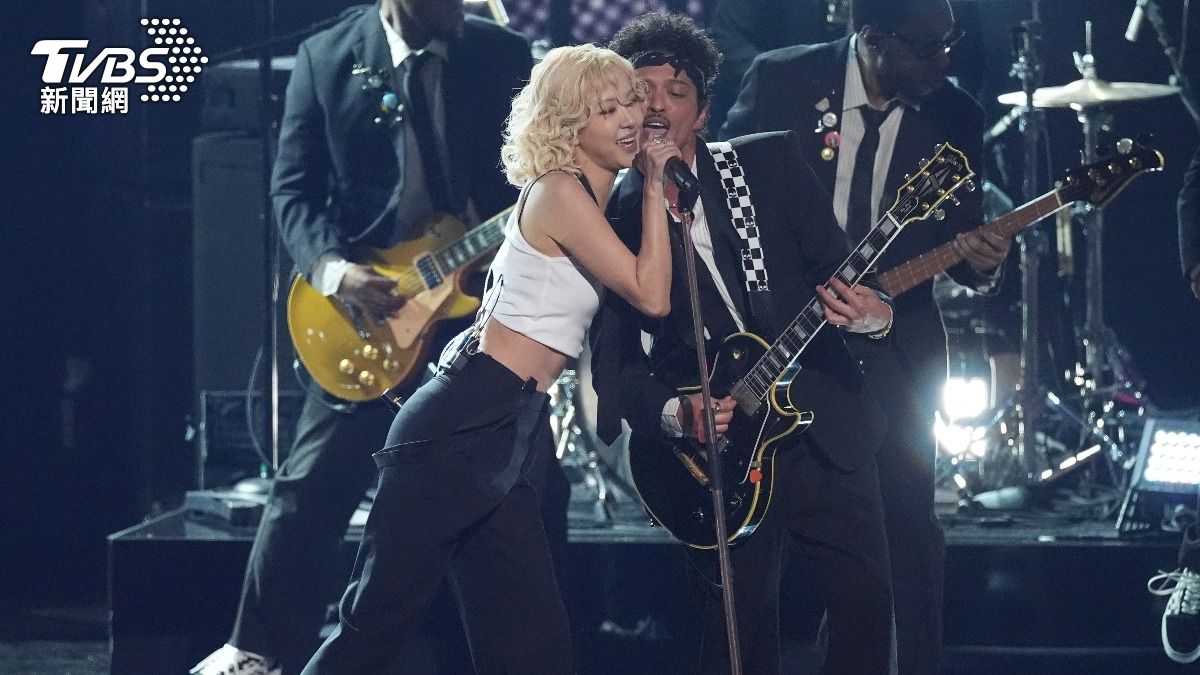 葛萊美／Rosé合體火星人獻香吻！嗨唱〈APT.〉全場嗨翻變大型夜店