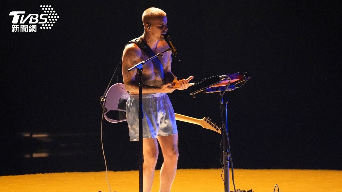葛萊美／小賈斯汀「只穿短褲」裸身登台！久違公開演出　零炫技仍震撼全場