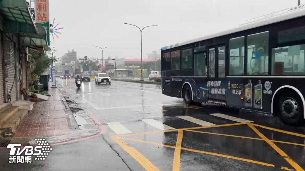 快訊/中壢槍響!汽車派出所前拒捕衝撞 警連轟12槍仍在逃