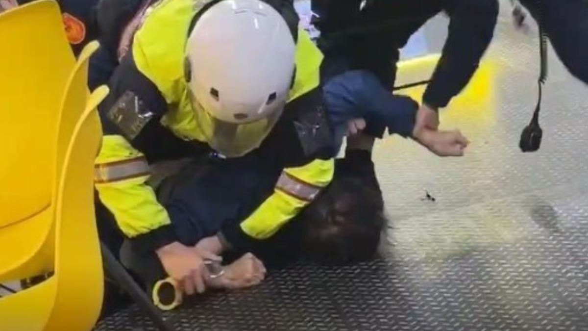 基隆夜市爆衝突!男不滿夾娃娃遭擦撞 追打對方遭警壓制