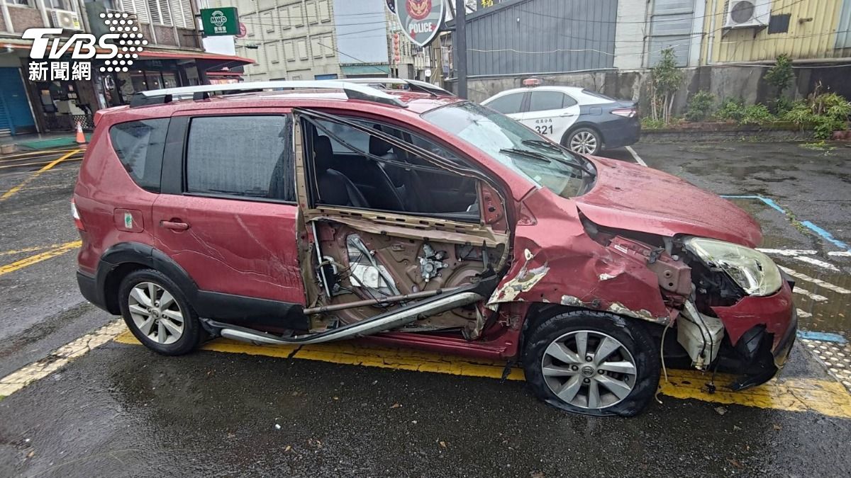 宜蘭男連撞2車「車全毀照開」!酒測0.18車內搜出毒品 遭壓制還襲警