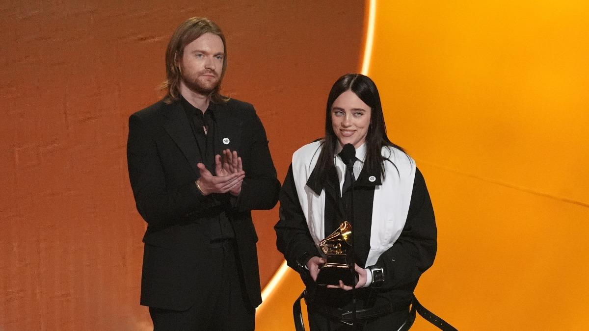 怪奇比莉（右）與哥哥歐康奈爾（左）獲葛萊美「最佳年度歌曲獎」。（圖／達志影像美聯社）