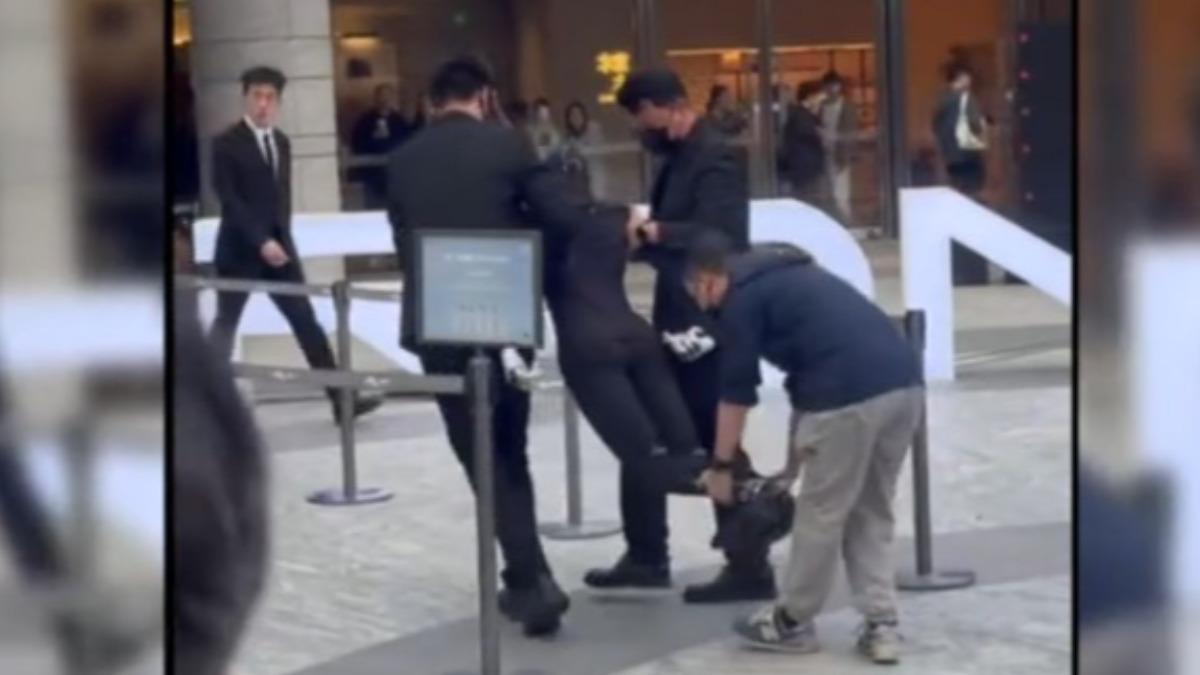 曾被疑真人假扮！小鵬機器人當眾「向後倒地」　工作人員急抬離場