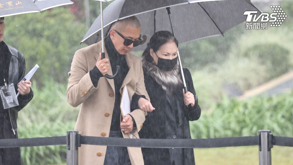 具俊曄暴瘦現身！緊勾S媽「揭幕大S雕像」　小S神情哀戚