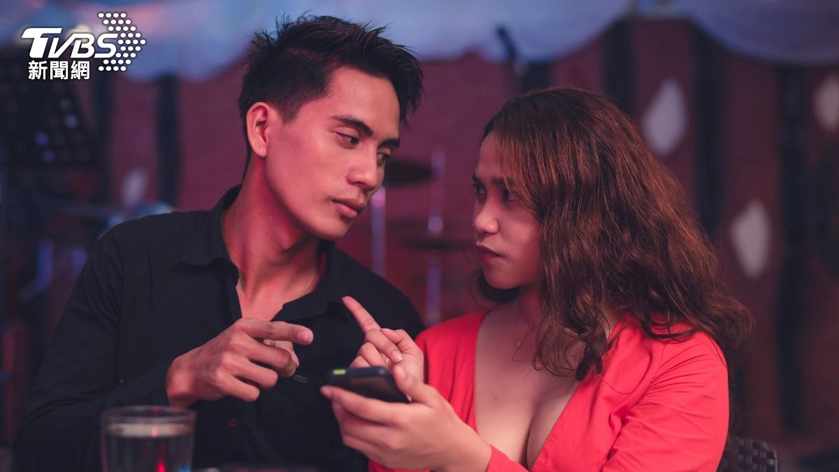 講話常被打斷？心理學揭「兩大原因」　專家教你FBI級技巧反制