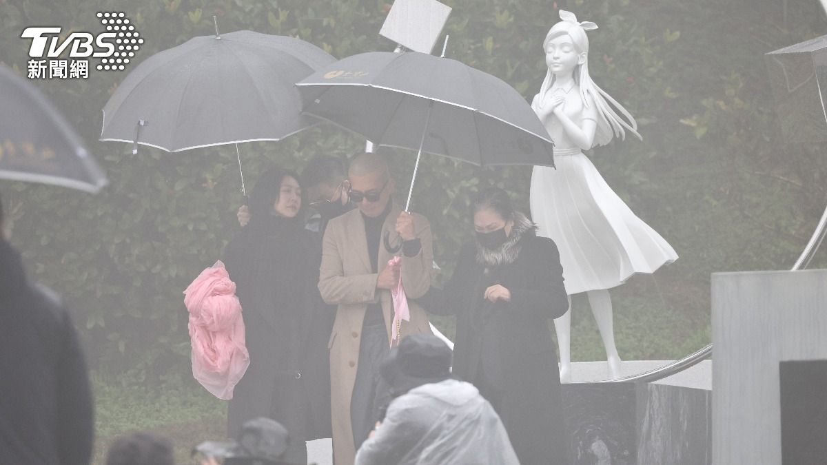 S媽落淚「擁抱大S雕像」!現場照曝光 具俊曄親手揭幕惹鼻酸