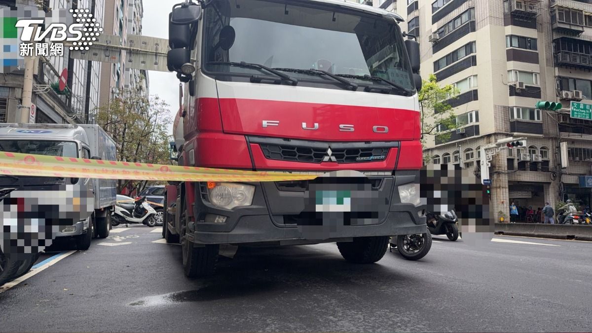 大安區驚傳死亡車禍，女騎士捲入水泥車遭輾斃。（圖／TVBS）