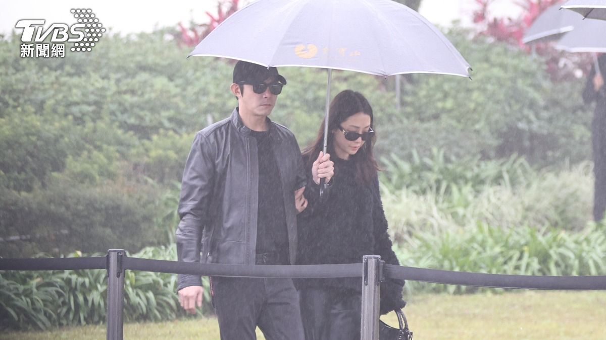 分手5個月又逆轉？謝欣穎「挽王柏傑手臂」現身　經紀人回應了