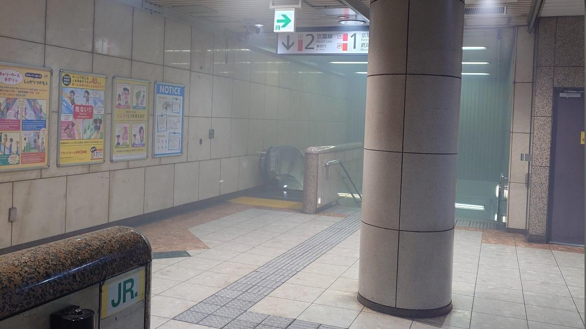 快訊/東京JR八丁堀站火警 疑手扶梯起火 「京葉線」雙向急停