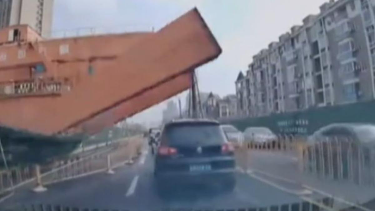 武漢工地起重機倒塌「砸爛白車」 1死1傷畫面曝光