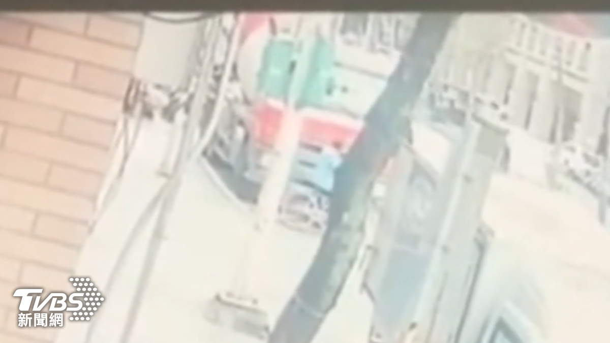 信義區死亡車禍!婦停車頭前等紅燈 水泥車起步輾斃拖行10米