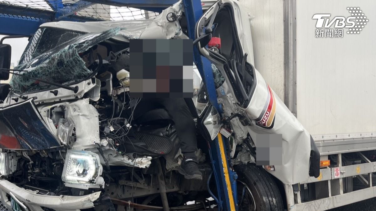 國1桃園段貨車猛撞聯結車「車頭全毀」 28歲駕駛一度受困