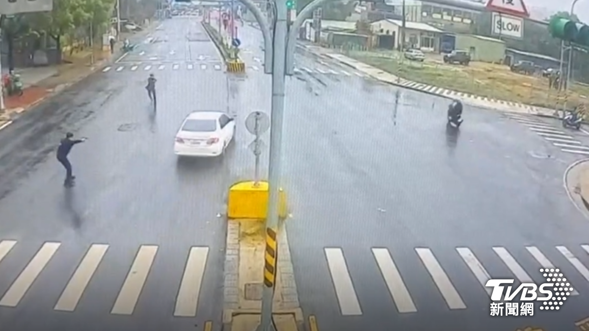 桃園街頭槍響!假車牌小客車拒檢還衝撞員警 警開12槍圍捕