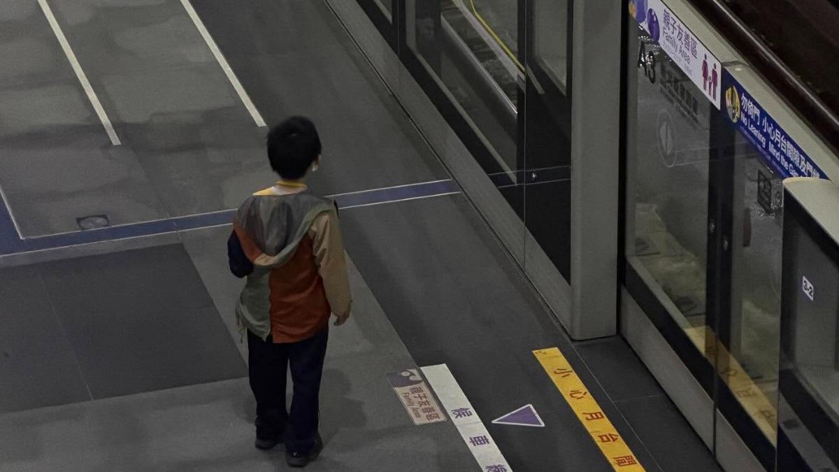 雨夜空蕩月台「6歲童獨自等車」!民眾驚問原因 警護送返家了
