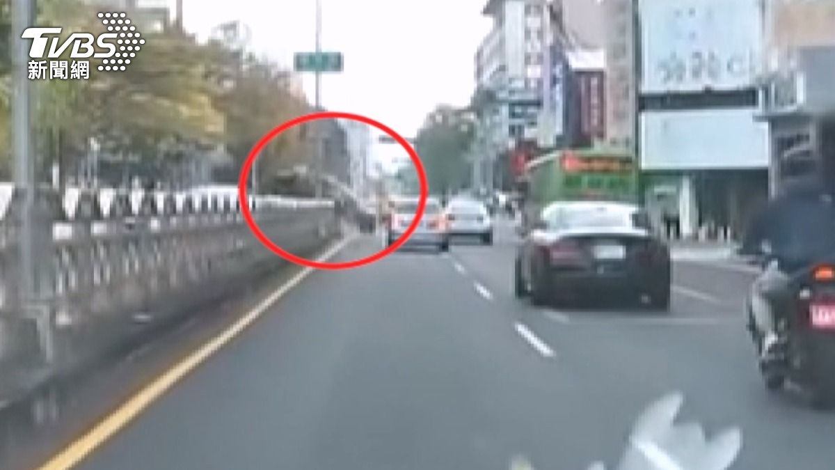 76歲翁疑身體不適「高速暴衝撞分隔島」　車彈飛對向車道頭胸重傷