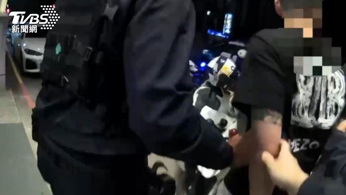 高雄4男酒醉喧嘩太大聲!警到場還在吵 揪出他「通緝犯」慘了