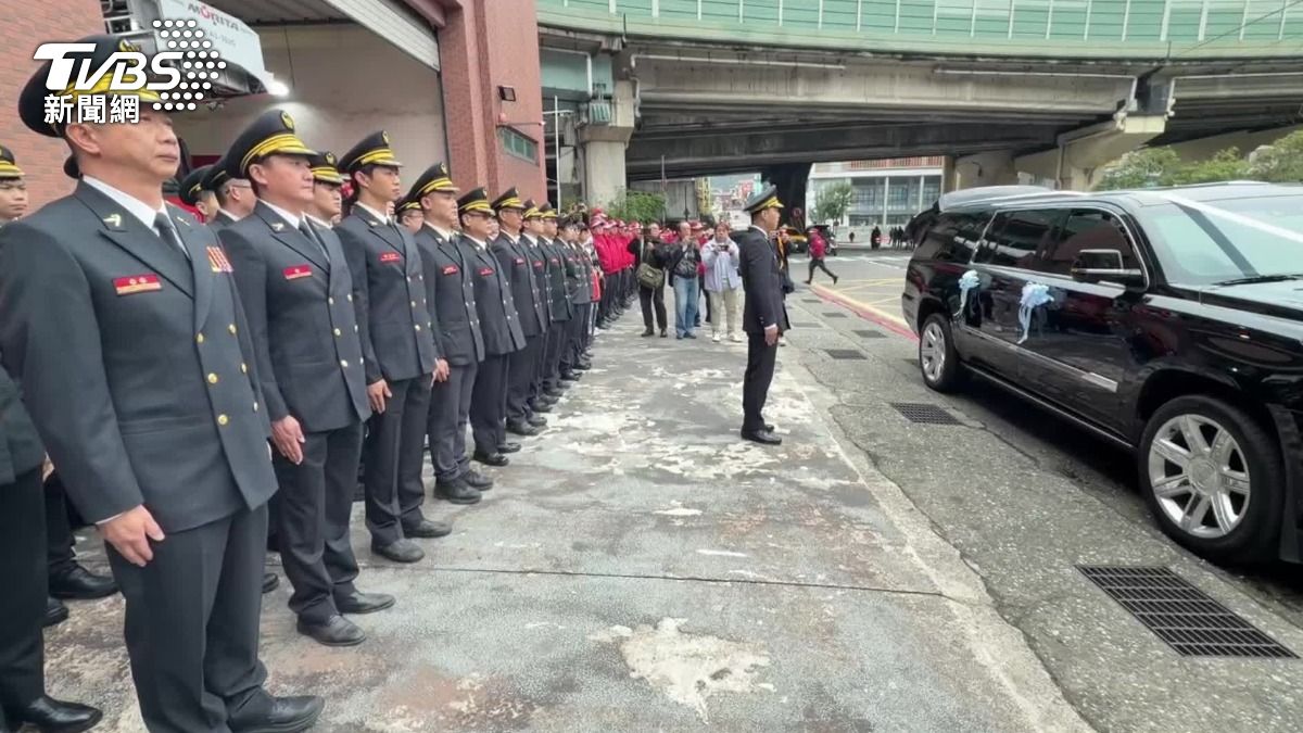 任務結束了!殉職消防小隊長詹能傑移靈 警義消「列隊淚別」