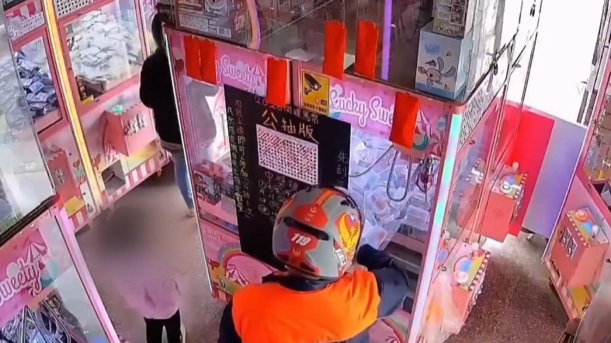 獨/踢踹娃娃機台!穿消防衣又帶女童犯案惹眾怒 男子身分曝光