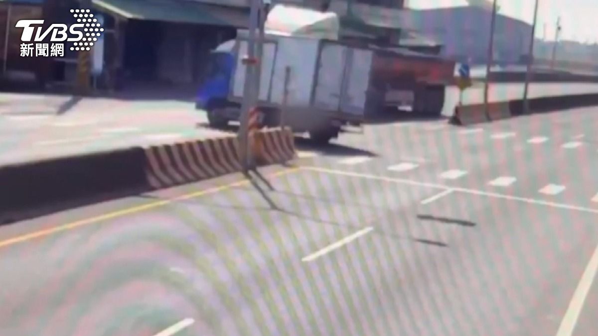 砂石車閃迴轉貨車失控 衝撞民宅毀4店「卡進早餐店」2人傷