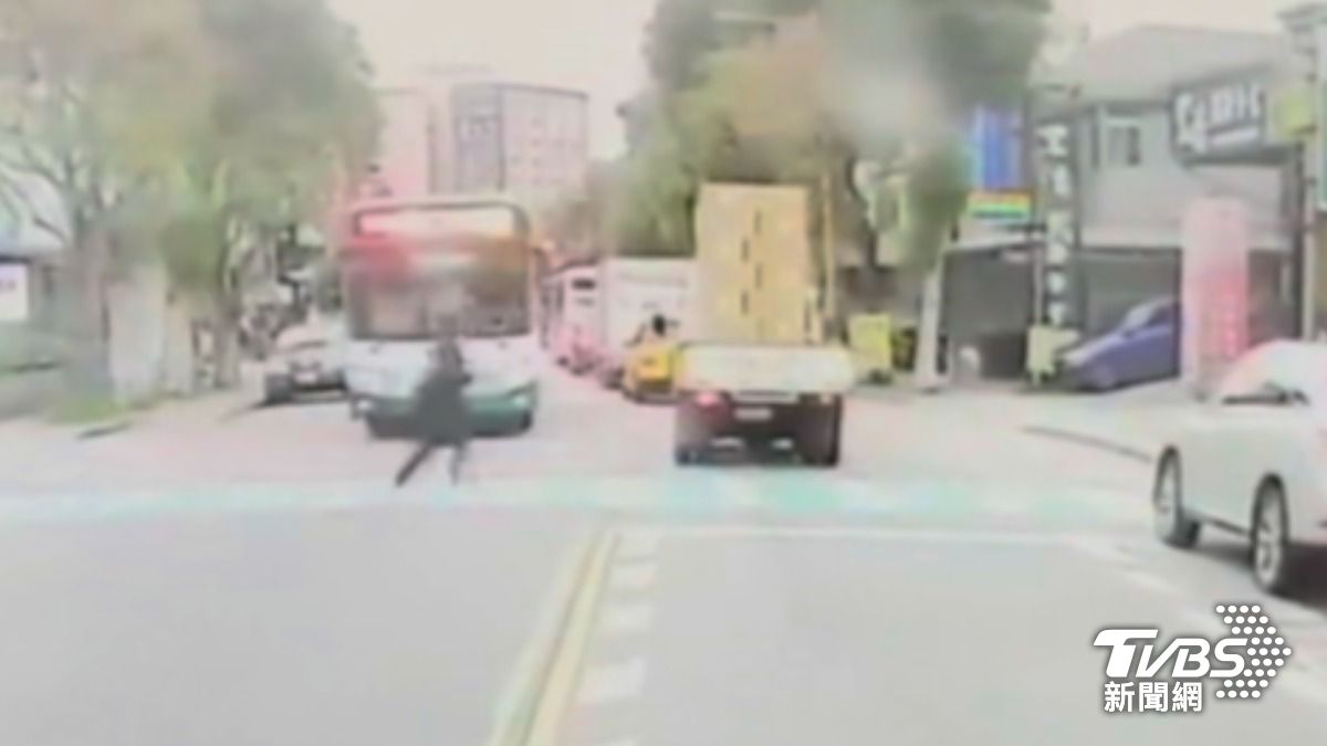 獨家/我保護你!行人過馬路7車不停 2公車司機「霸氣擋」禮讓行人