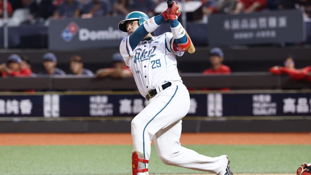 台鋼雄鷹當家捕手張肇元「右手肘韌帶撕裂」 醫院進一步評估中