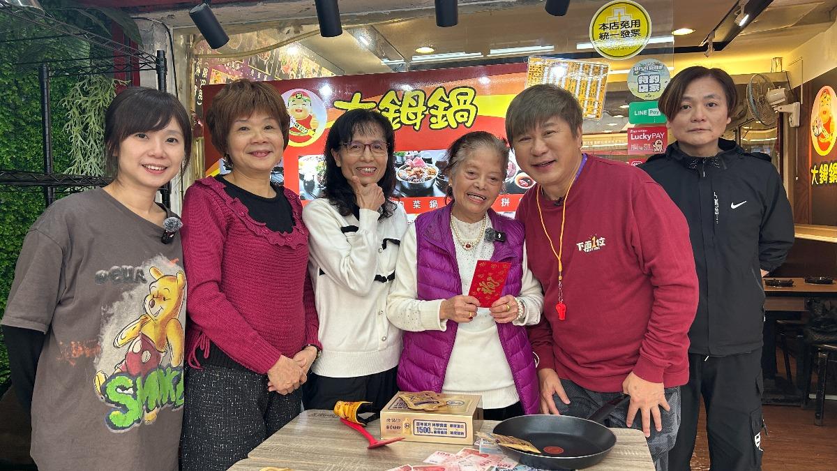 眼裡全是胡瓜!90歲阿嬤趁機告白 他爆職業傷害急喊卡