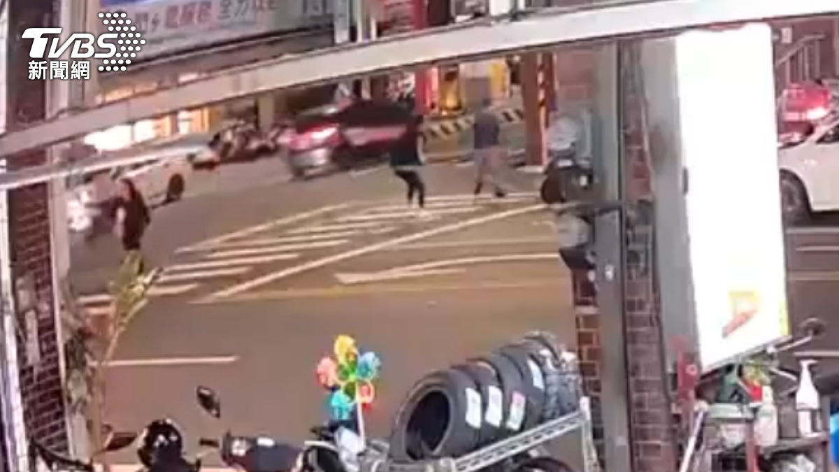 快訊/台南街頭爆隨機傷人 男女遭砍「嚴重穿刺傷」大出血