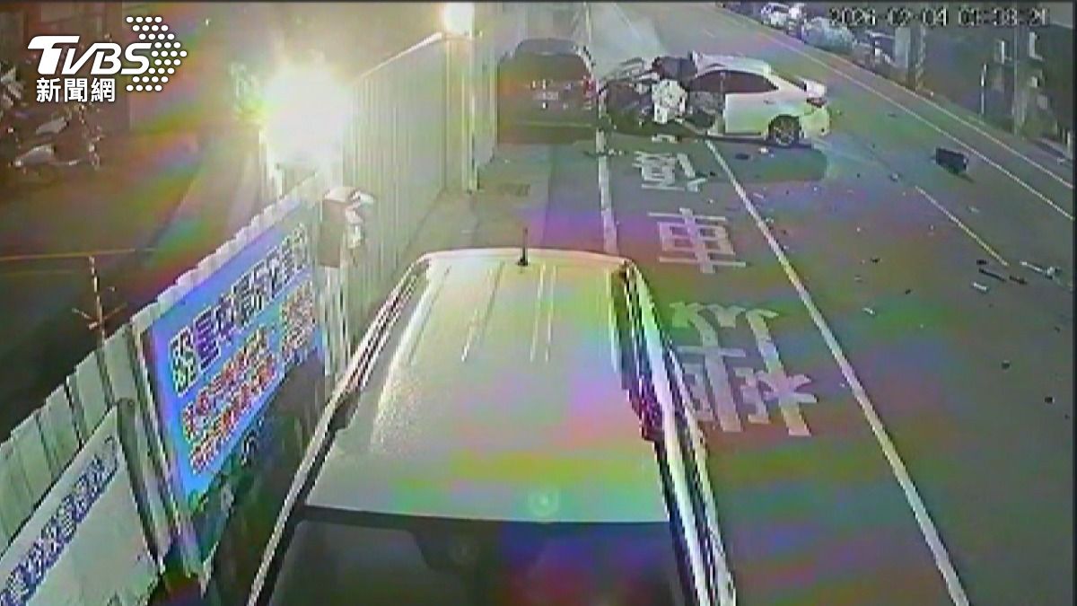 有片/台中轎車失控甩對向!連環撞釀2傷 駕駛昏迷、副駕腿斷