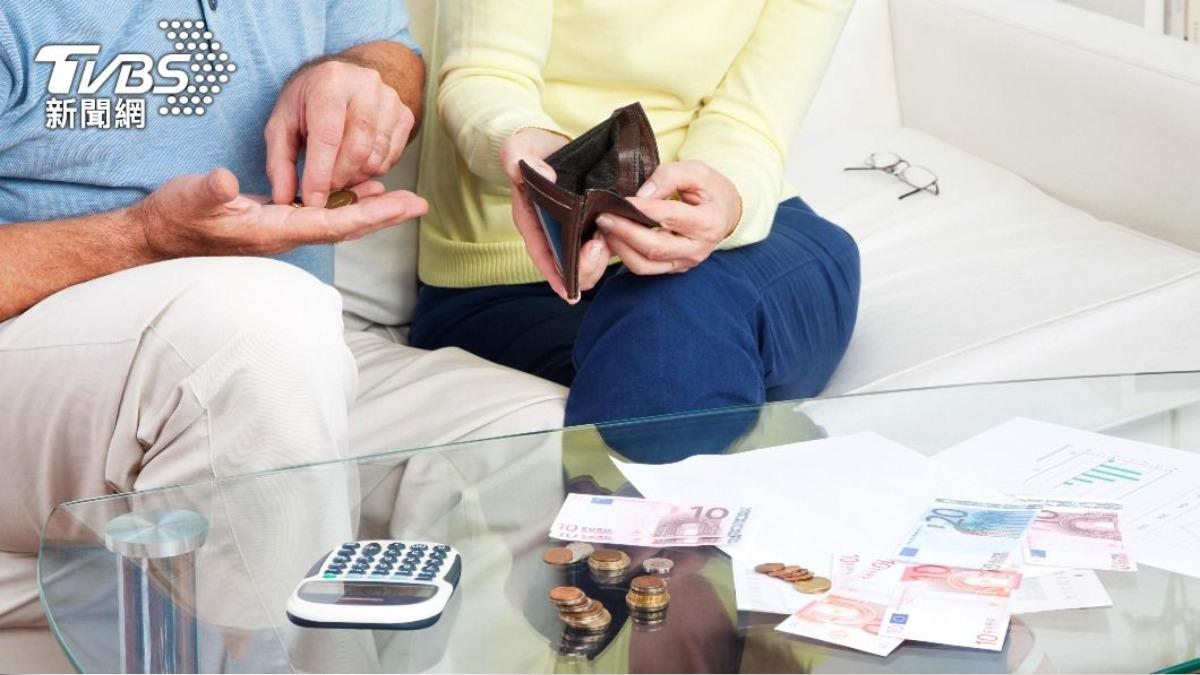 日理財專家曝7旬夫婦應避免3花錢習慣 減少銀行帳戶與保險支出