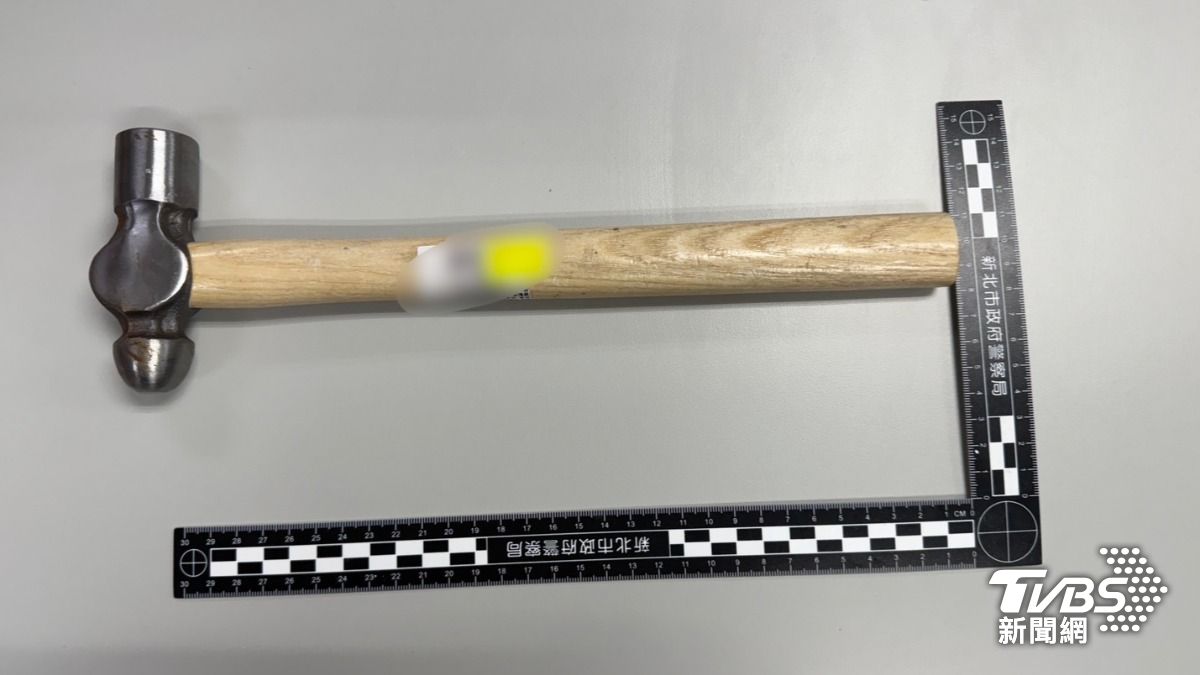 新莊男上班遭陌生人追車攻擊!鐵鎚猛砸 凶嫌竟稱「被瞪」