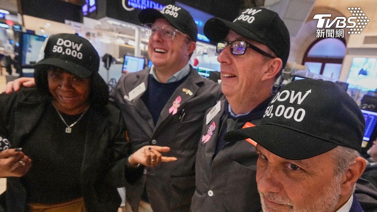 紐約證券交易所交易員，戴著印有「道瓊50,000」字樣的帽子（圖／達志影像美聯社）
