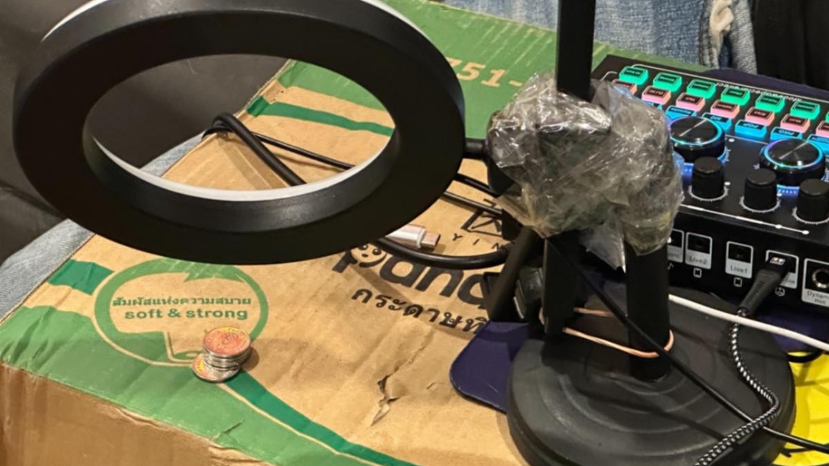 ���������󣬷���ֱ���豸��Ȼ�ڷ��ڸ����������ϡ� ��ͼ/����Thairath��