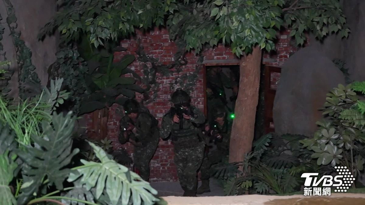 真的用VR練兵!國軍「戰抗館2.0」啟用 官兵下基地前先訓戰場抗壓