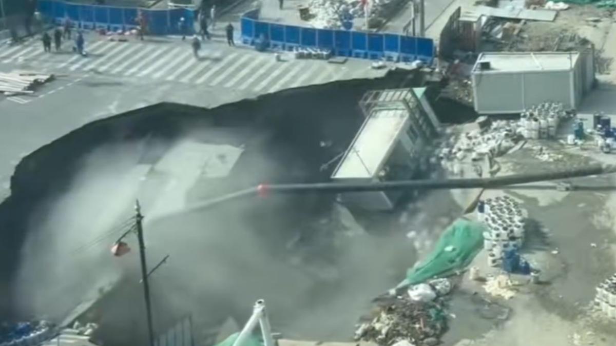 影音/年前驚魂!上海路面崩裂成「巨型黑洞」 貨車紅綠燈全墜落