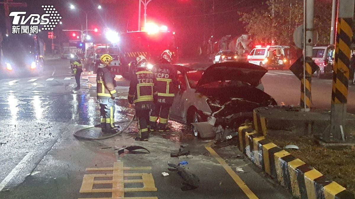 獨/門全鎖住!火燒車眾人破窗搶救 台中男駕駛卡方向盤送醫不治