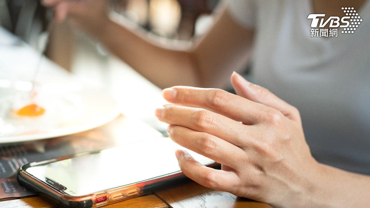 吃飯配手機代價曝光!研究證明越吃越累 醫:大腦讓你悄發胖