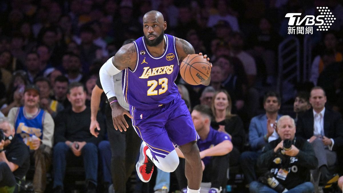 NBA/詹姆斯打破「大三元」最老紀錄! 湖人痛宰獨行俠