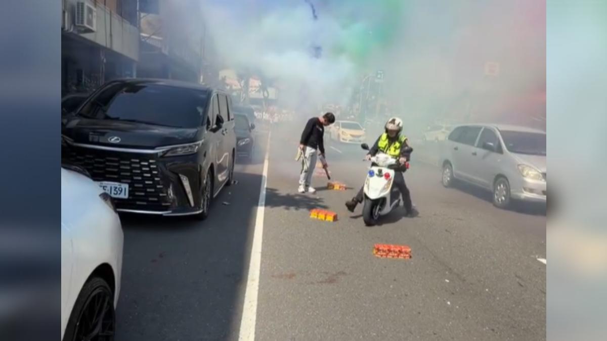 廟會沿路於車道放鞭炮 「警」急一一踢開