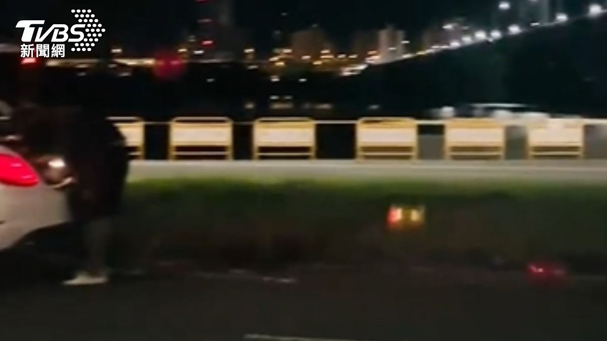 獨/浪漫告白完秒變調!男「氣球狂丟地上」駕車揚長而去 民眾傻眼