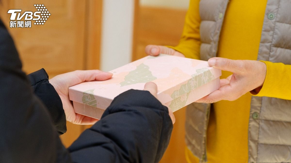 朋友送高級禮盒 婆婆想「強拆+轉送」!她怒吼:後悔當下沒發飆