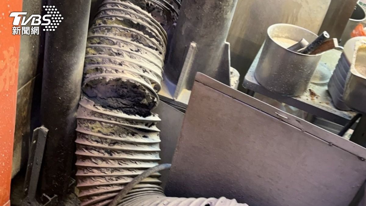 台中一中街年貨大街火警!知名雞排攤黑煙狂竄 民眾:好恐怖