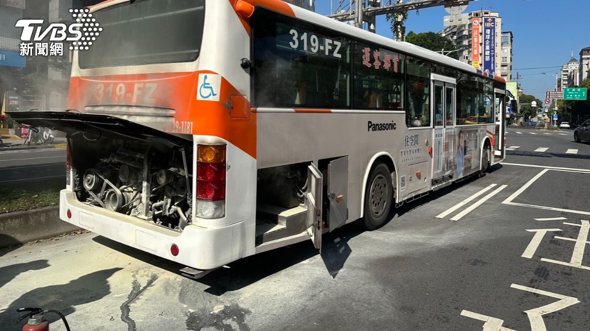 快訊/北市承德路公車引擎竄黑煙 管制兩車道搶救